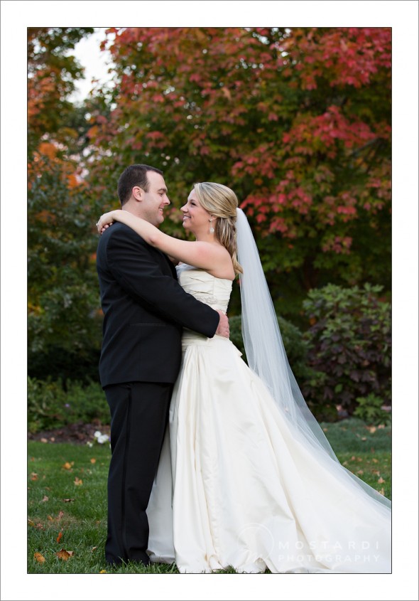 fall wedding pictures at merion tribute house